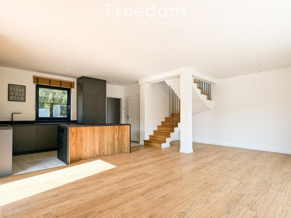 Nowy wykończony dom gotowy do wprowadzenia