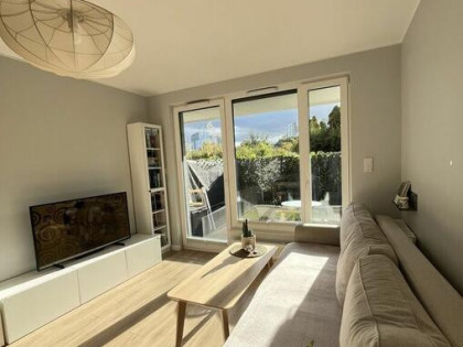 Nowoczesne mieszkanie z ogródkiem blisko morza