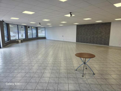 Obiekt wystawienniczy, duża sala sprzedaży