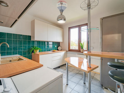 Wygodne mieszkanie na parterze w niskim bloku.