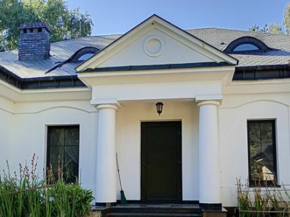 Dom w stylu dworku polskiego z ogrodem i garażem