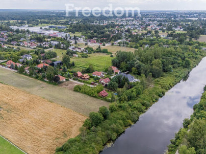 Kwadratowa budowlana nad rzeką