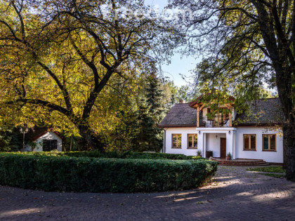 Dworek ze stajnią i działką inwestycyjną