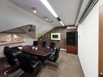 Doskonały biurowiec. Duży lokal biurowy + strych