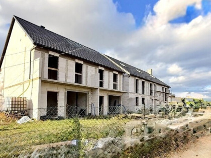 Dom w zabudowioe blizniaczej z garażem