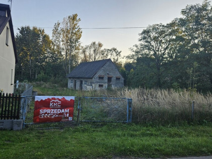 Działka 25 arów z budynkiem do adaptacji – Grądy