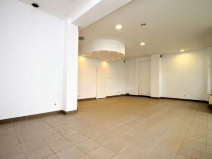 lokal z witryną, dwoma pomieszczeniami gosp.