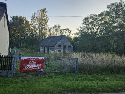 Działka 25 arów z budynkiem do adaptacji – Grądy