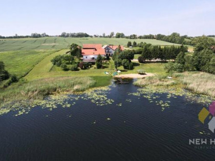 Działka zabudowana z linią brzegową jez.Juksty