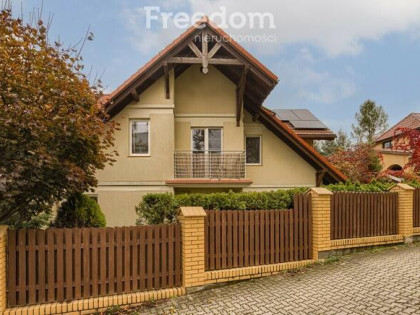 Dom w otoczeniu zieleni.