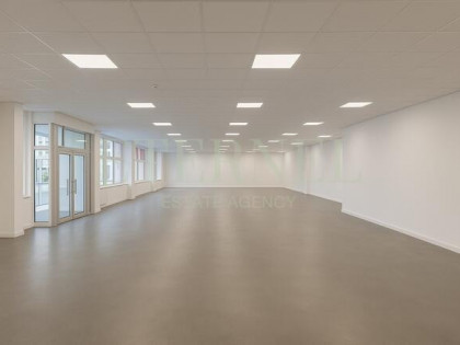 Inwestycyjny lokal handlowy 630m w centrum osiedla