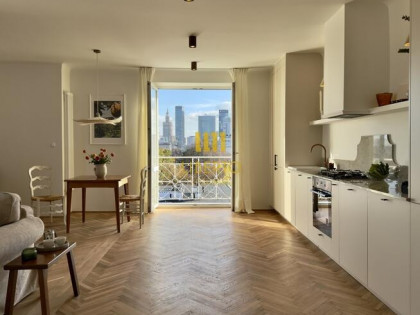 Zabytkowa kamienica - dwa balkony, widok, AC