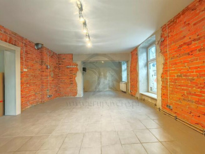 Wejście z ulicy – wyjście na rynek