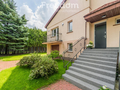 Salon + 6 pokoi, strzeżone osiedle, działka 840 m2