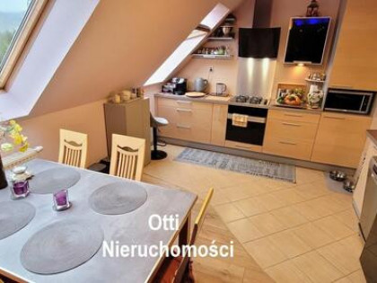 2-poziomowe z ogródkiem i miejscem postojowym w szeregówce