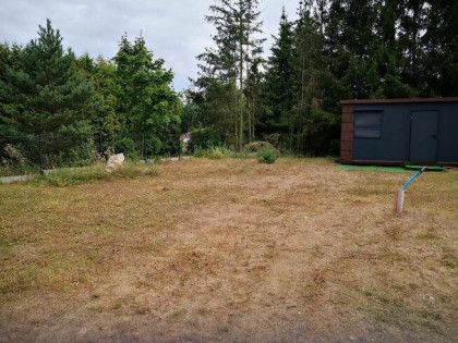 Urokliwa działka nad jeziorem z nowym domkiem modułowym