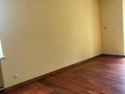 Dom dla pracowników z przestronnymi pokojami.