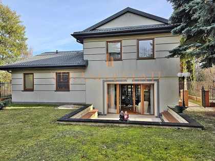 Zielona enklawa pod Warszawą — dom z ogrodem