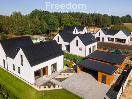 Nowe domy wolnostojące z wykończonymi ogrodami