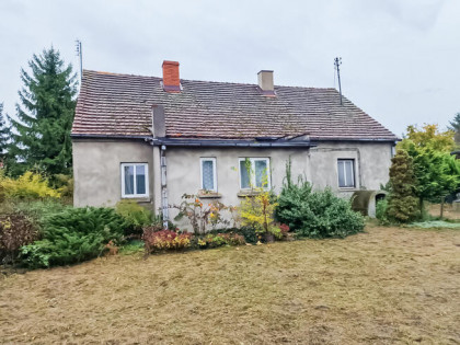 Dom z budynkami gospodarczymi