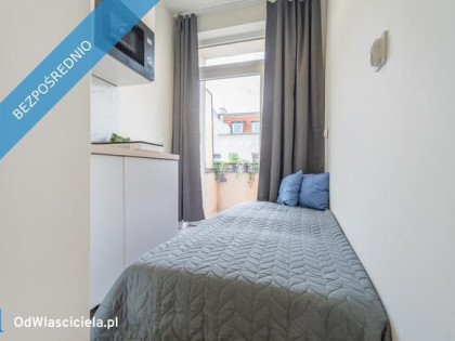 Nowoczesny pokój z prywatną łazienką i balkonem obok uczelni.