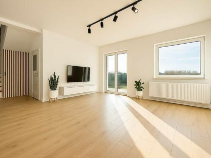 Bliżniak z duzym tarasem i 4 miejscami parkingowym