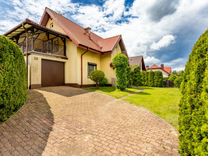 Dom przy jeziorze, gotowy do wynajmu i relaksu.