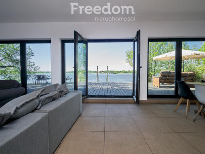 Dom z linią brzegową jeziora Tałty