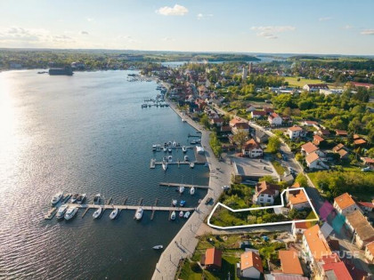 Mikołajki, promenada z dojściem do jeziora, marina