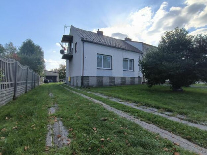 Dom z budynkiem gospodarczym blisko miasta