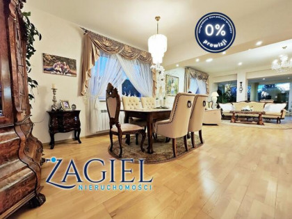 Piękny dom i duża hala.