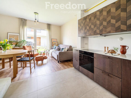 Segment z ogródkiem i 2 miejscami parkingowymi.