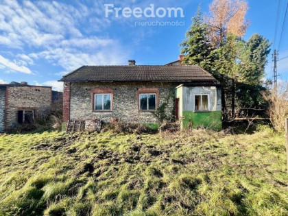 Ładna działka z domem i budynkami gospodarczymi