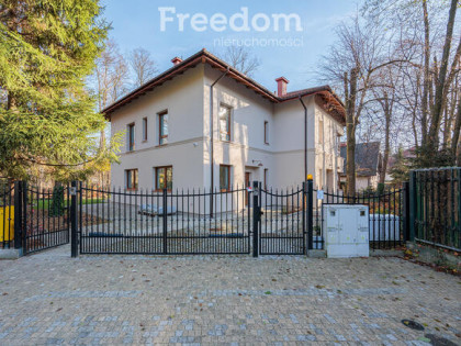 Stylowy bliźniak przy ścianie lasu