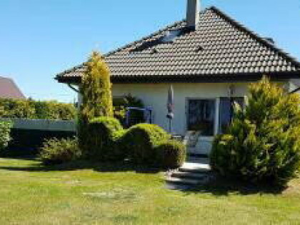 Dwa domy i holenderka nad morzem i jeziorem