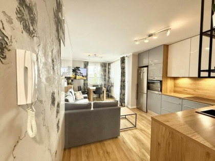 Kawalerka Witosa z dużym balkonem urządzona ,