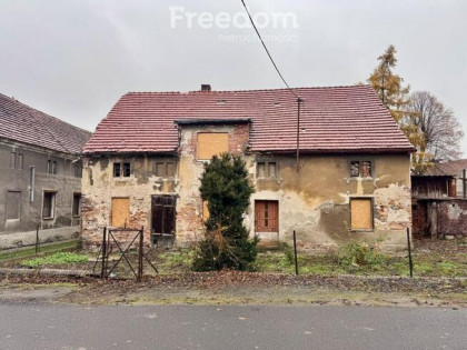 Stary dom z oryginalną cegłą.