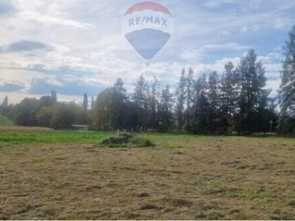 Działka przy głównej drodze.