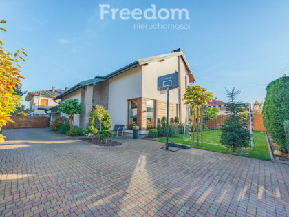 Piękny dom jednorodzinny z kominkiem