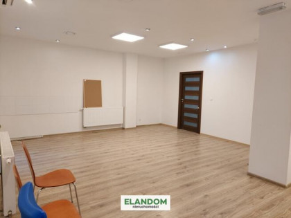 Parter z dużym parkingiem, przy głównej ulicy