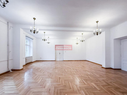 Centrum Krakowa, zadbana kamienica, parking