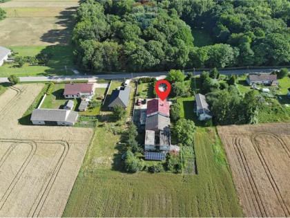 Dom z usługami posiada pompę ciepła, fotowoltaikę