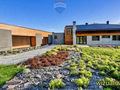 Dom marzeń przy ścianie lasu