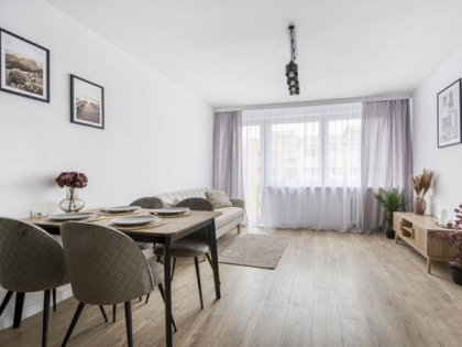 | Pruszków | bezpośrednio | do wejścia |