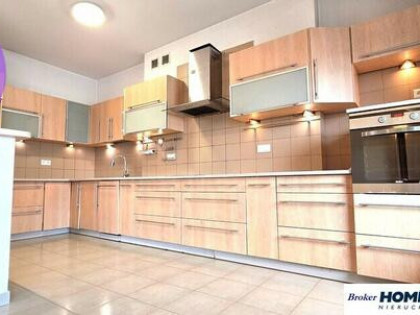 Skarbka z Gór - 4 pokoje, 2 garaże, komórka