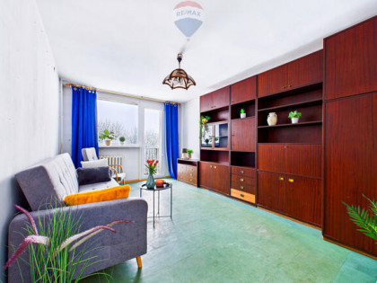 2 pokoje z balkonem w niskim bloku – do remontu!