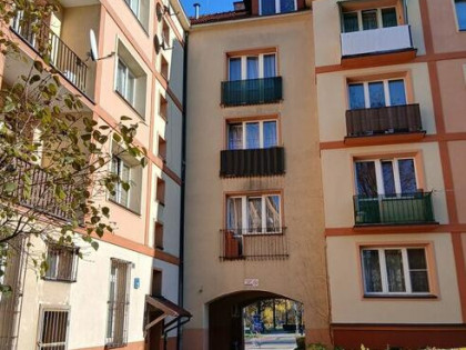 Fajna kawalerka 1300 całość!