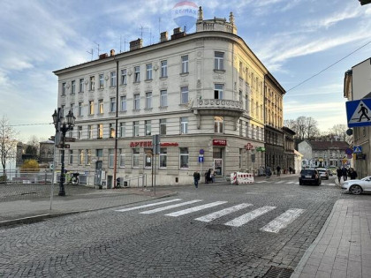 Całe piętro w reprezentacyjnej kamienicy | Centrum