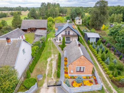 Dwa domy w cenie jednego - do zamieszkania - nad jeziorem