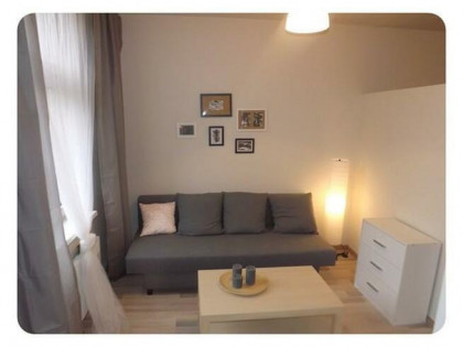 Wynajmę jasną kawalerkę, Ślusarska 6